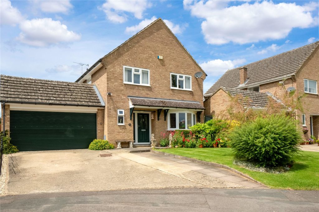 Holliers Crescent, Middle Barton, Chipping Norton, Oxfordshire, OX7 7HE