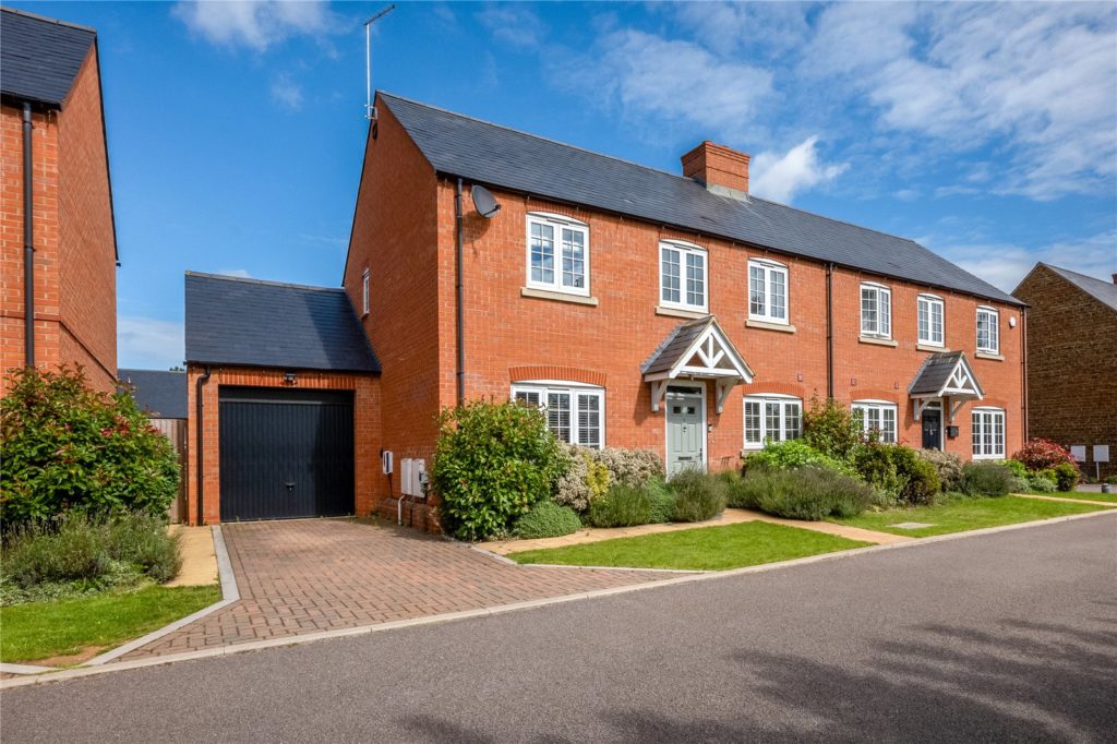 Henge Close, Adderbury, Banbury, Oxfordshire, OX17 3GA