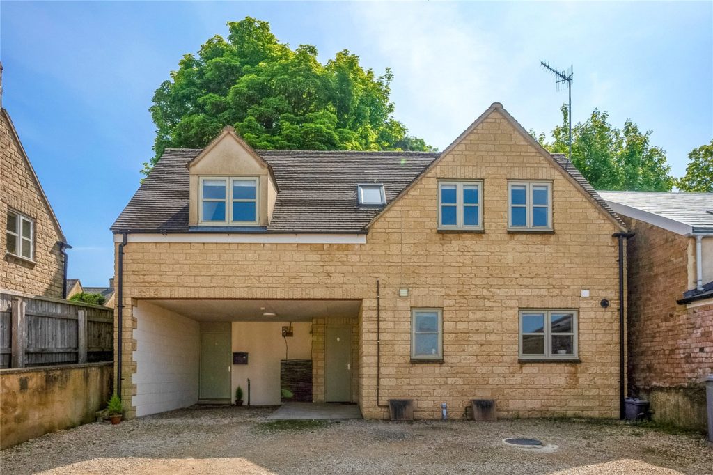 Pear Tree Court, Albion Street, Chipping Norton, OX7 5DE