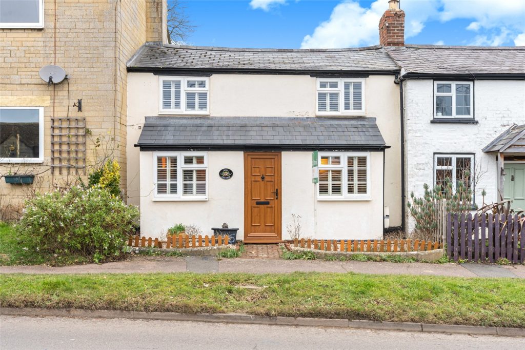 Enstone Road, Middle Barton, Chipping Norton, Oxfordshire, OX7 7BN